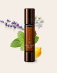 NAYURE Head Relief Organic 10 ml Roll-on in brauner Glasflasche mit dunklem Deckel vor Lavendel, Minzblättern, Neroliblüten und einer Zitrone auf cremefarbenem Hintergrund